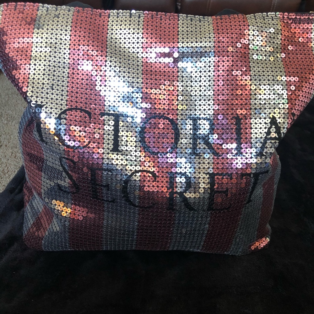 Two for 1 VS Totes NWT